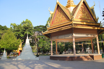 Fototapeta premium kiosk in a buddhist temple (wat phnom) in phnom penh in cambodia 