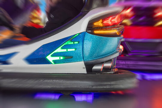 Nahaufnahme vom Autoscooter bei einem Volksfest
