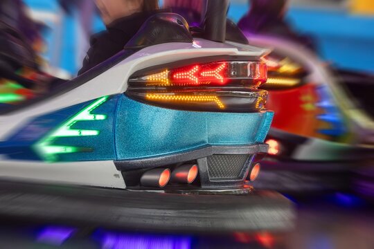 Nahaufnahme vom Autoscooter bei einem Volksfest