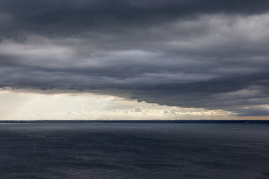 vista panoramica sul Golfo di Trieste e la Laguna di Grado, nell'area pi&ugrave; settentrionale lungo la costa Italiana del Mare Adriatico, al tramonto, con meteo piovoso