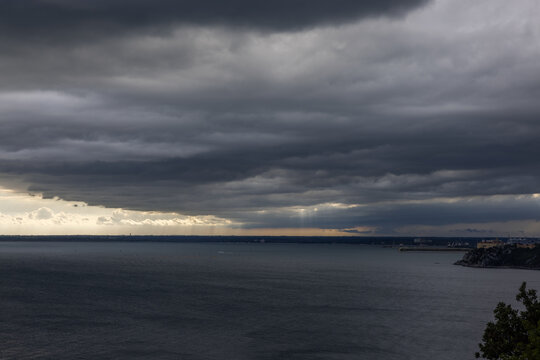 vista panoramica sul Golfo di Trieste e la Laguna di Grado, nell'area pi&ugrave; settentrionale lungo la costa Italiana del Mare Adriatico, al tramonto, con meteo piovoso