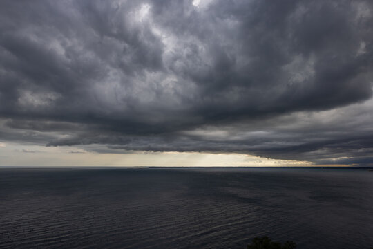 vista panoramica sul Golfo di Trieste e la Laguna di Grado, nell'area pi&ugrave; settentrionale lungo la costa Italiana del Mare Adriatico, al tramonto, con meteo piovoso