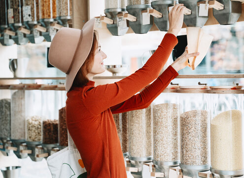 Young woman buying in plastic free grocery store.
