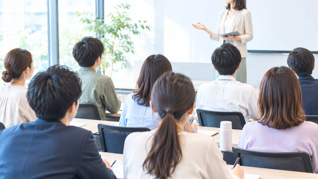 新入社員研修を受ける若手社員と講師・社内セミナーの風景