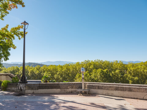 jumelles de la place de la d&eacute;portation &agrave; Pau, quartier du ch&acirc;teau avec vue sur les Pyr&eacute;n&eacute;es

