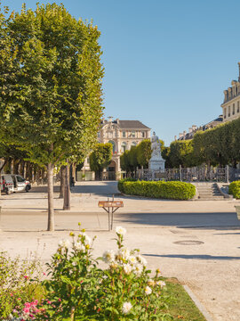 Place Royale de Pau avec la statue d'Henri 4 et la mairie de Pau