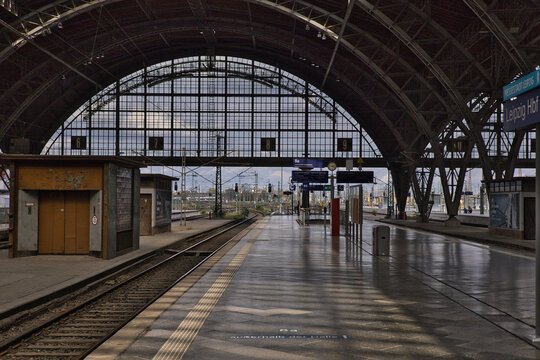 Blick durch die gro&szlig;e bogenf&ouml;rmige und historische Stahl-Glas-Dachkonstruktion auf einen leeren Bahnsteig und die Gleisanlagen des Hauptbahnhofs am 12. September 2026, Leipzig, Sachsen, Deutschland