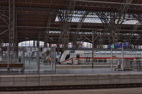 Ein moderner IC-Zug steht am Bahnsteig unter der historischen Stahl-Glas-Dachkonstruktion der gro&szlig;en Bahnhofshalle am 12. September 2026, Leipzig, Sachsen, Deutschland