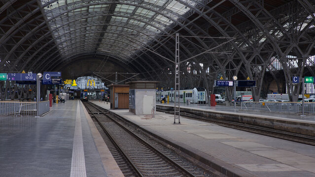 Blick in die weitl&auml;ufige, historische Bahnhofshalle mit Gleisen, Bahnsteigen und der markanten Stahl-Glas-Dachkonstruktion. Leipzig, Sachsen, Deutschland