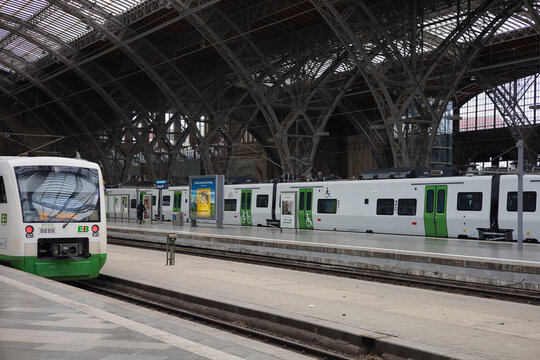 Moderne Triebwagen und Regionalz&uuml;ge am Bahnsteig unter der historischen Bahnhofshalle des Hauptbahnhofs am 12. September 2026, Leipzig, Sachsen, Deutschland