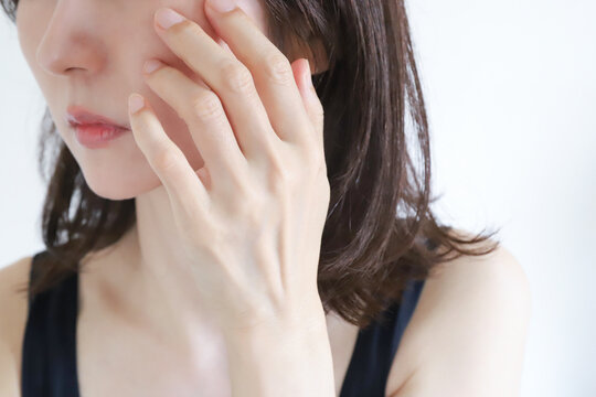 頬のたるみを気にする女性の横顔