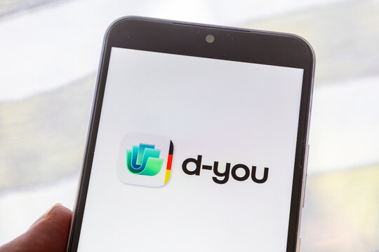 Nahaufnahme von einem Smartphone mit dem Logo der d-you-App (Symbolbild)