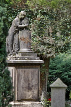 Denkmal Holle auf dem Friedhof Hameln
