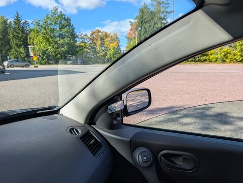 Car side mirror with additional blind spot mirror for improved visibility