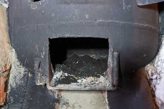 Ash accumulation in lower chamber of traditional wood burning stove