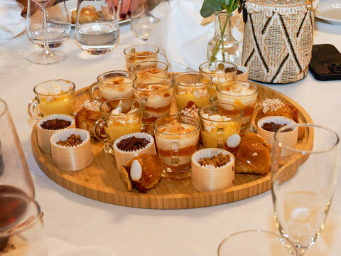 Plateau de mignardises, verrines et petits desserts servi aux invit&eacute;s lors d&rsquo;une r&eacute;ception de mariage