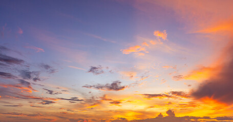 Fototapeta premium Dramatic Purple and Orange Gradient Twilight Sky with Wispy Clouds,A panoramic photograph of a stunning twilight sky, displaying a perfect color gradient from deep blue at the top to vibrant orange.