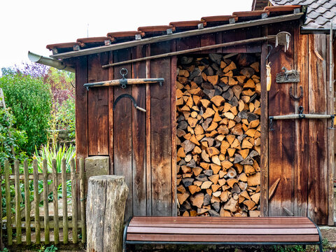 Brennholz Lager im Freien