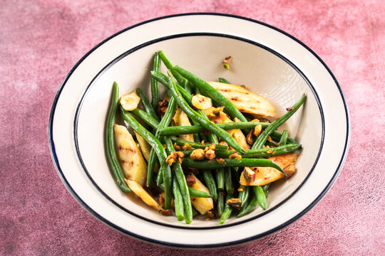 Garlicky Homemade Sauteed Green Beans with nuts and grilled carrots