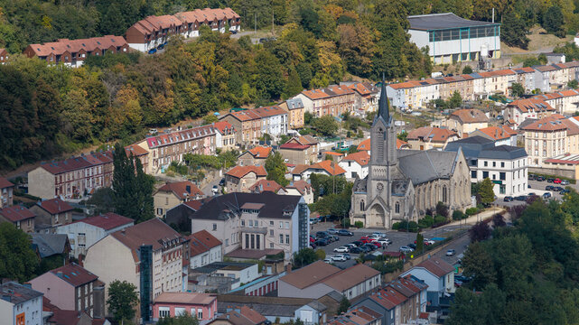 Vue a&eacute;rienne panoramique de Longwy et d'Herserange avec l'&eacute;glise Notre Dame de Senelle. . Vue du centre ville , des habitations et des commerces. Meurthe-et Moselle nord, en Lorraine, septembre 2026 