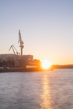 Forschungszentrum im Alten Hafen in Wismar mit der Werft im Hintergrund