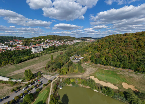 vue a&eacute;rienne panoramique de Longwy et son agglom&eacute;ration avec le golf international au premier plan. Situ&eacute; en Lorraine, dans le Pays-Haut, ancien fief de la sid&eacute;rurgie lorraine entour&eacute; de for&ecirc;ts 