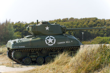Obraz premium Sherman tank type M4A1 76W Canon Ball II at World War II military invasion site at Utah Beach on a sunny summer day. Photo taken July 16th, 2026, Utah Beach, Normandie, France.