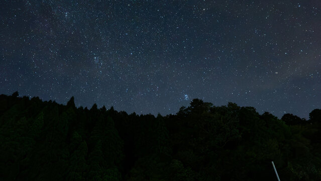山際に広がる満天の星空