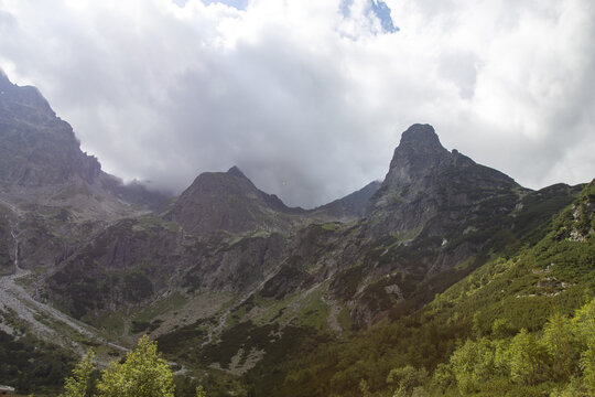 Felsiger Berggipfel im Nebel unter bedecktem Himmel