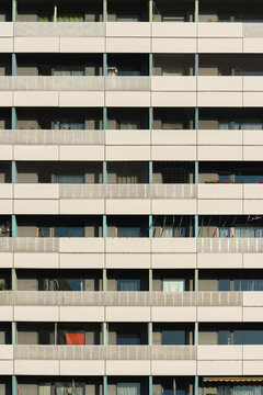 Fassade eines Plattenbau-Wohnhauses in der Prager Strasse in der Innenstadt von Dresden