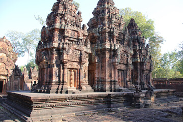 Obraz premium in a ruined buddhist and hindu khmer temple (banteay srei) in angkor in siem reap in cambodia 
