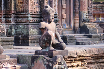 Obraz premium in a ruined buddhist and hindu khmer temple (banteay srei) in angkor in siem reap in cambodia 