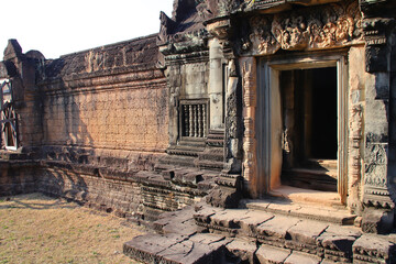 Obraz premium in a ruined buddhist and hindu khmer temple (banteay samre) in angkor in siem reap in cambodia 