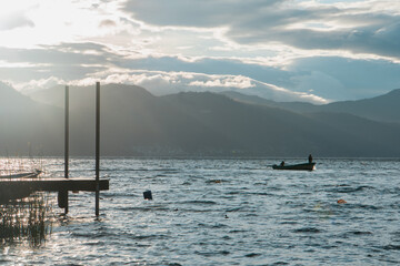 Vista amanecer desde Santa Cruz la laguna lago atitlan © Dami Molina H