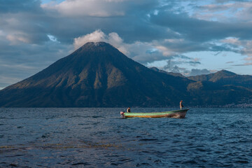 Vista amanecer desde Santa Cruz la laguna lago atitlan © Dami Molina H