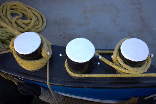 Ship"s bollard for winding a rope