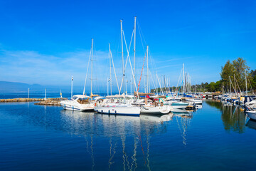 Obraz premium Thonon les Bains town marina at Geneva lake in France