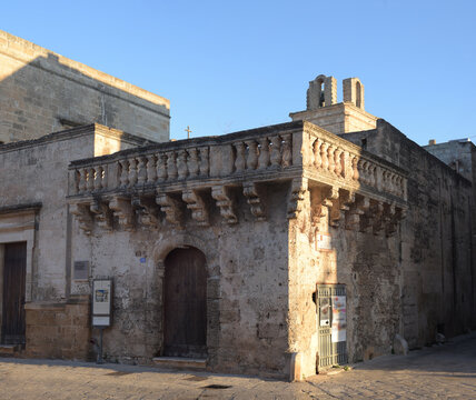 PALAZZO TORRICELLI AD AVETRANA DETTAGLIO DELLA BALAUSTRA BAROCCA D' ANGOLO