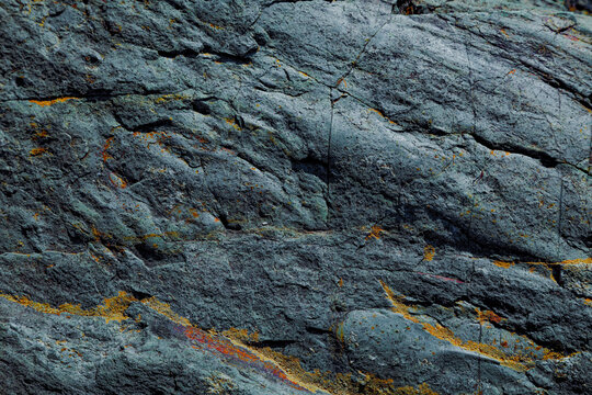  Textura superficial de roca de piedra natural oscura. Superficie de piedra erosionada con vetas; transmite resistencia, naturaleza y solidez geol&oacute;gica.