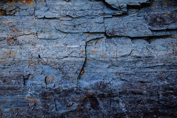 Fototapeta na wymiar Fondo de textura de roca gris azul erosionada. Superficie de piedra natural rugosa con detalles en capas; transmite resistencia geológica y entorno crudo.
