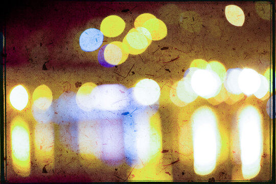  Fondo bokeh con luces de calle retro antiguas. Iluminaci&oacute;n nocturna urbana retro borrosa; transmite nostalgia, vida nocturna y efectos atmosf&eacute;ricos festivos.