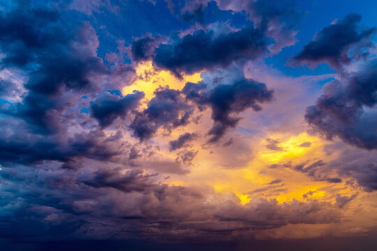 Esplosione di colori al tramonto in corpi nuvolosi temporaleschi