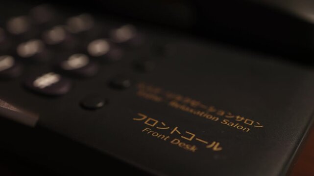 ホテルの電話。フロントコールボタンの接写。