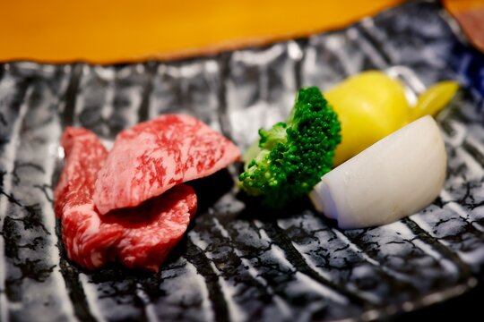 日本の和牛。焼く前の淡路牛赤身ステーキと野菜