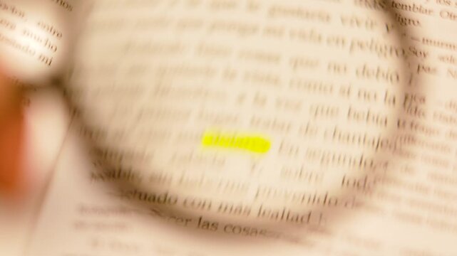 4K slow-motion macro shot of a magnifying glass focusing on the yellow highlighted word 'dolares' on a Spanish book page under cinematic low-key light.