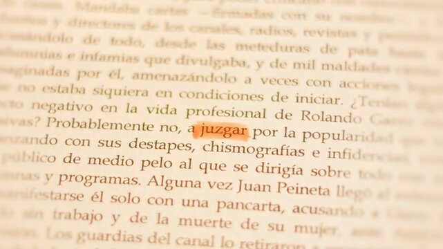 4K macro video of turning book pages and pausing at the orange highlighted word 'juzgar' under cinematic lighting.