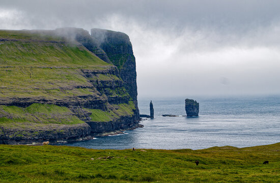 Risin og Kellingin Sea Stacks
