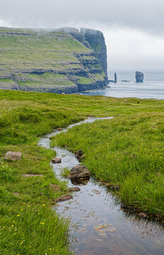 Stream Toward Risin og Kellingin