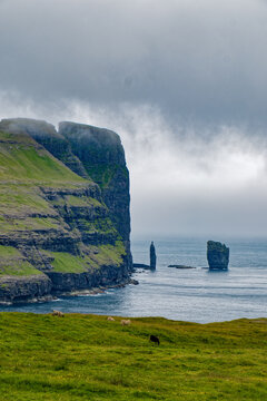 Risin og Kellingin Sea Stacks