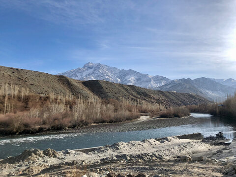 《india》Indus River Valley with Snow-Capped Mountains in Kargil